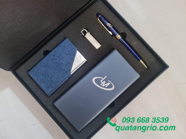 Bo Qua Tang Pin Sac Xiaomi Gen3 10000mAh+USB+But+Hop Namecard khac logo LM