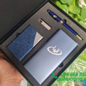 Bo Qua Tang Pin Sac Xiaomi Gen3 10000mAh+USB+But+Hop Namecard khac logo LM