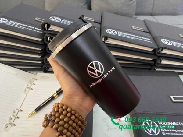 Bo qua tang so tay-ly giu nhiet-but kim loai-hop in khac logo Volkswagen Nha Trang