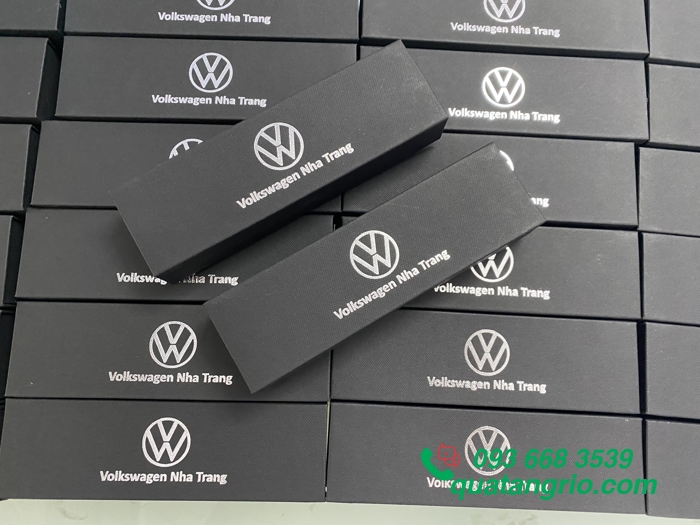 Hộp Đựng Bút ép kim bạc logo Volkswagen Nha Trang 